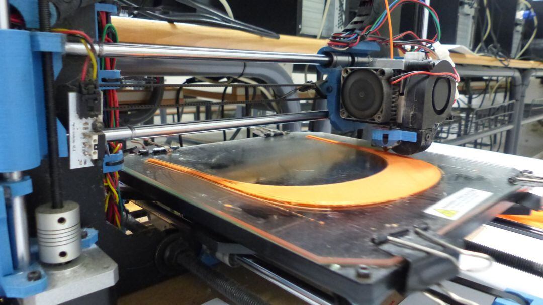 Foto de l'impressora 3D que utilitzen al centre per imprimir les viseres