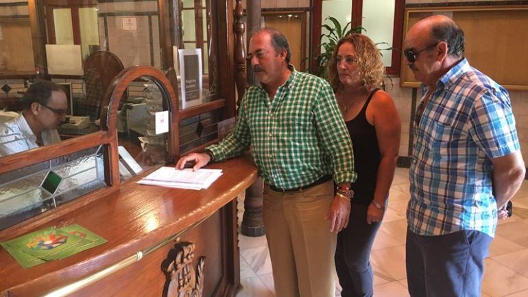 Miembros de La Voz de Algeciras registrando el documento