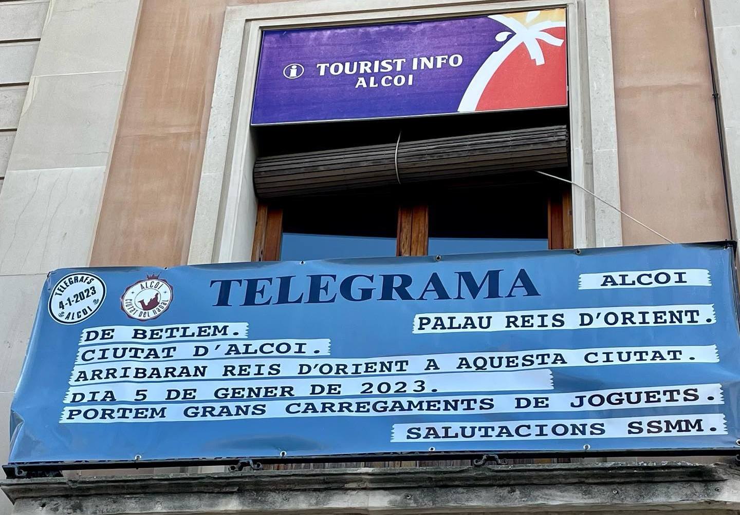 En el balcón de la oficina de Turismo de Alcoy ya está expuesto el telegrama que se ha recibido de Oriente.