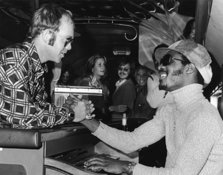  Elton John y Stevie Wonder