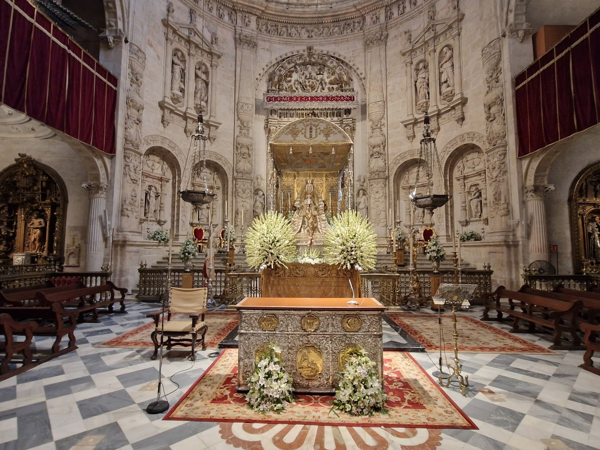 La Virgen de los Reyes preside los primeros días de su octava en su paso procesional