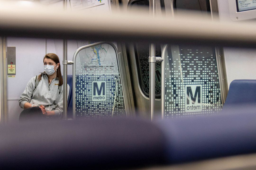 Una mujer con mascarilla por el coronavirus en el metro de Washington.