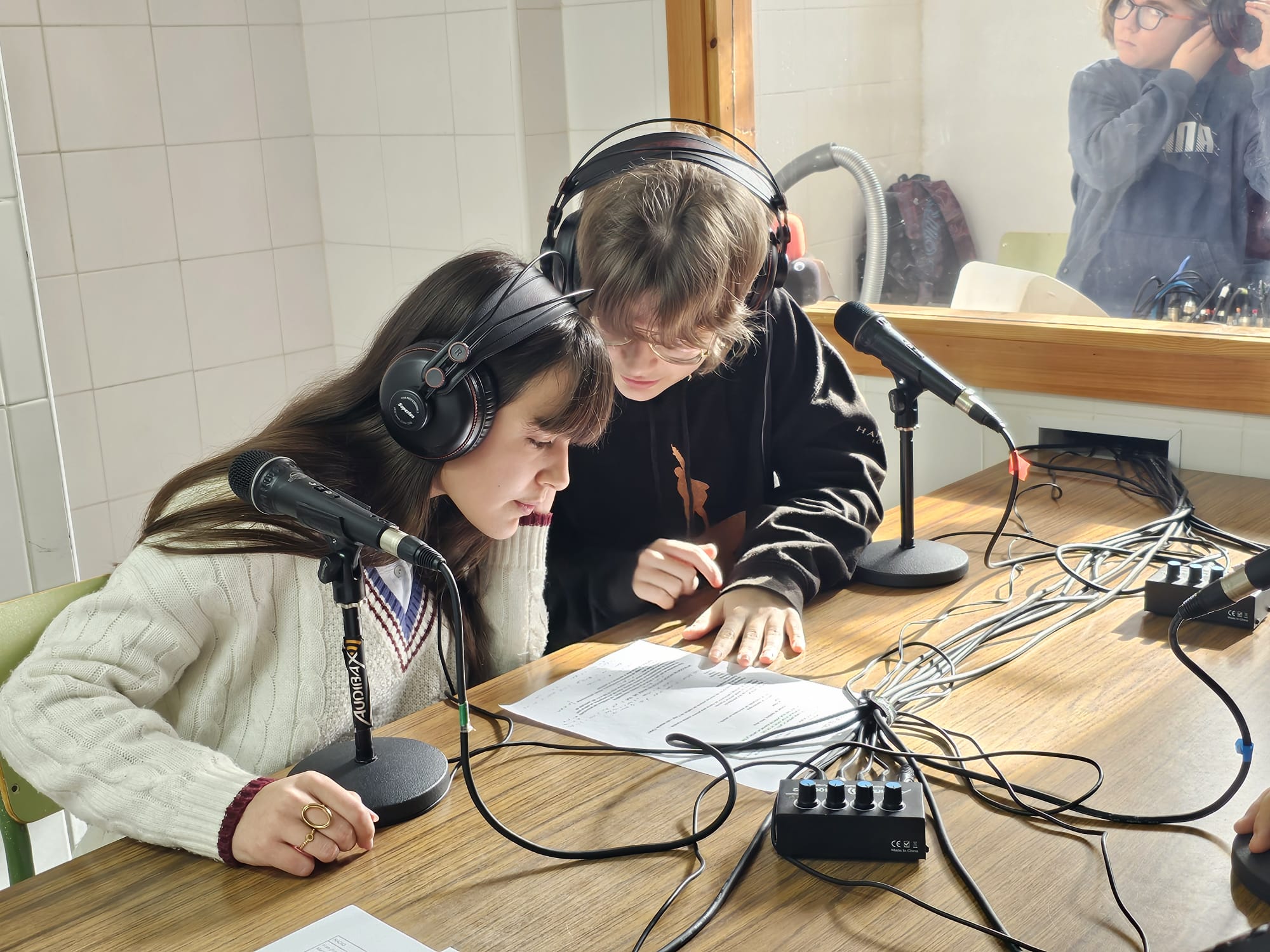 Ángela e Irene repasan el guion y escaleta del programa que dedican al medio ambiente y cambio climático