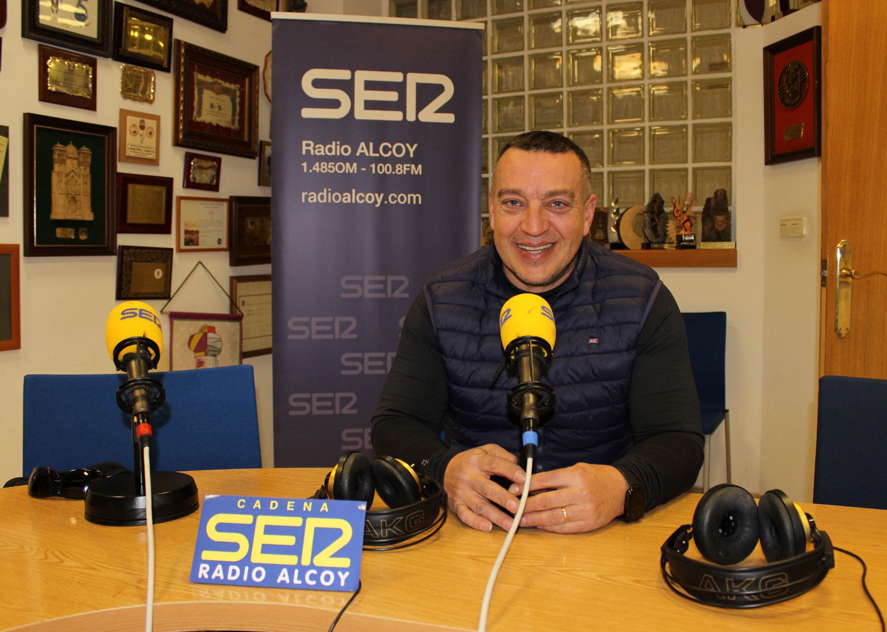 El regidor de Muro, Àngel Mollá, en l'estudi central de Radio Alcoy