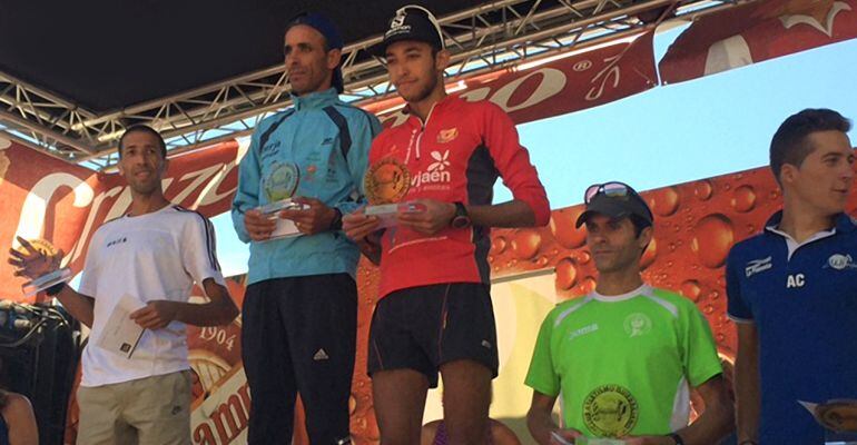 El campeón marroquí Elouardi Mounir, junto al segundo y tercer clasificado.