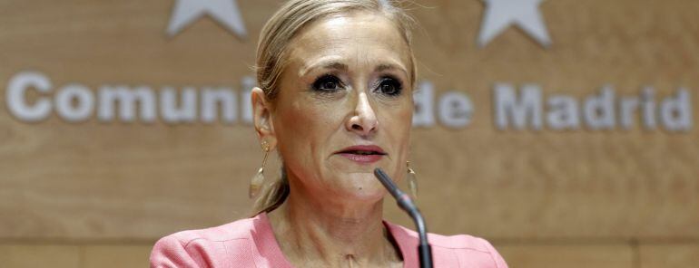 GRA196 MADRID, 07/07/2015.- La presidenta de la Comunidad de Madrid, Cristina Cifuentes, durante la rueda de prensa que ofreció hoy tras mantener una reunión extraordinaria de su equipo de Gobierno en la que ha anunciado la supresión de tres viceconsejerías, ocho direcciones generales y cinco organismos del Gobierno regional que suponen la eliminación de un 16 % de los altos cargos y un ahorro de dos millones de euros al año. EFE/Sergio Barrenechea