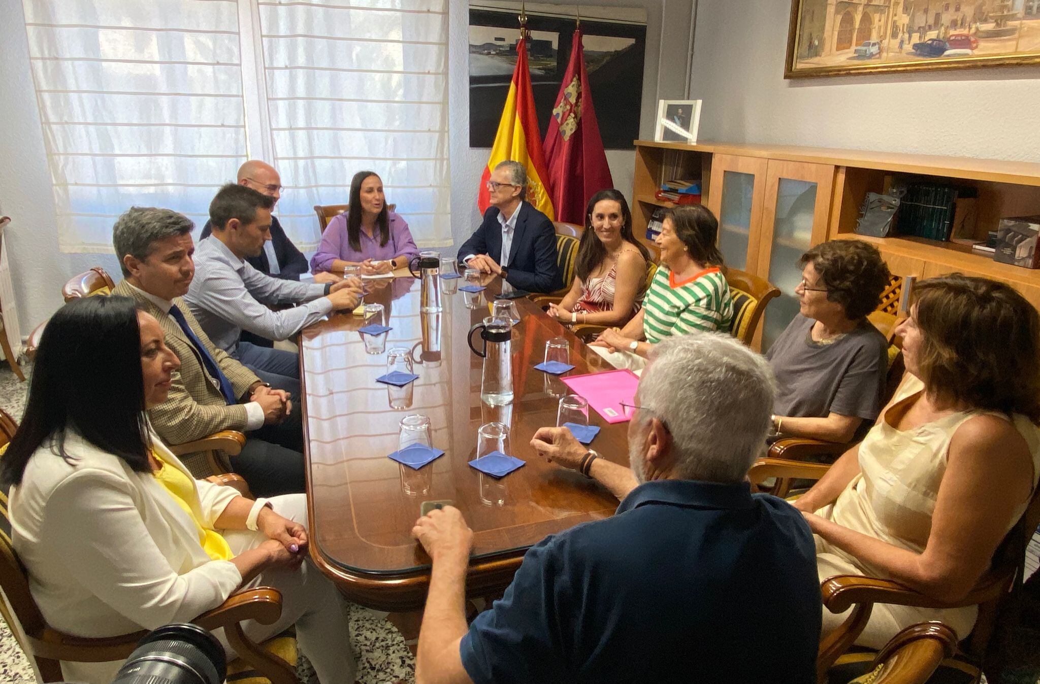 El consejero de Salud, Juan José Pedreño, junto al director gerente del Servicio Murciano de Salud (SMS), Francisco José Ponce, durante la reunión con la alcaldesa de Yecla, Remedios Lajara