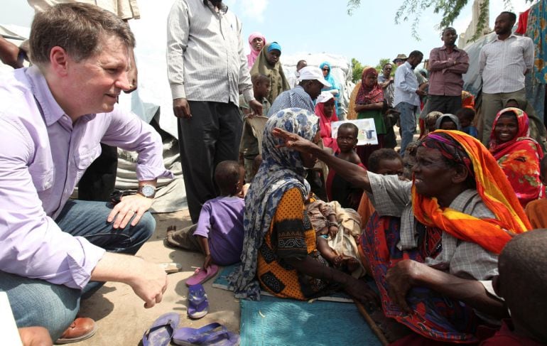 Justin Forsyth, en una imagen de archivo en un campo de Somalia