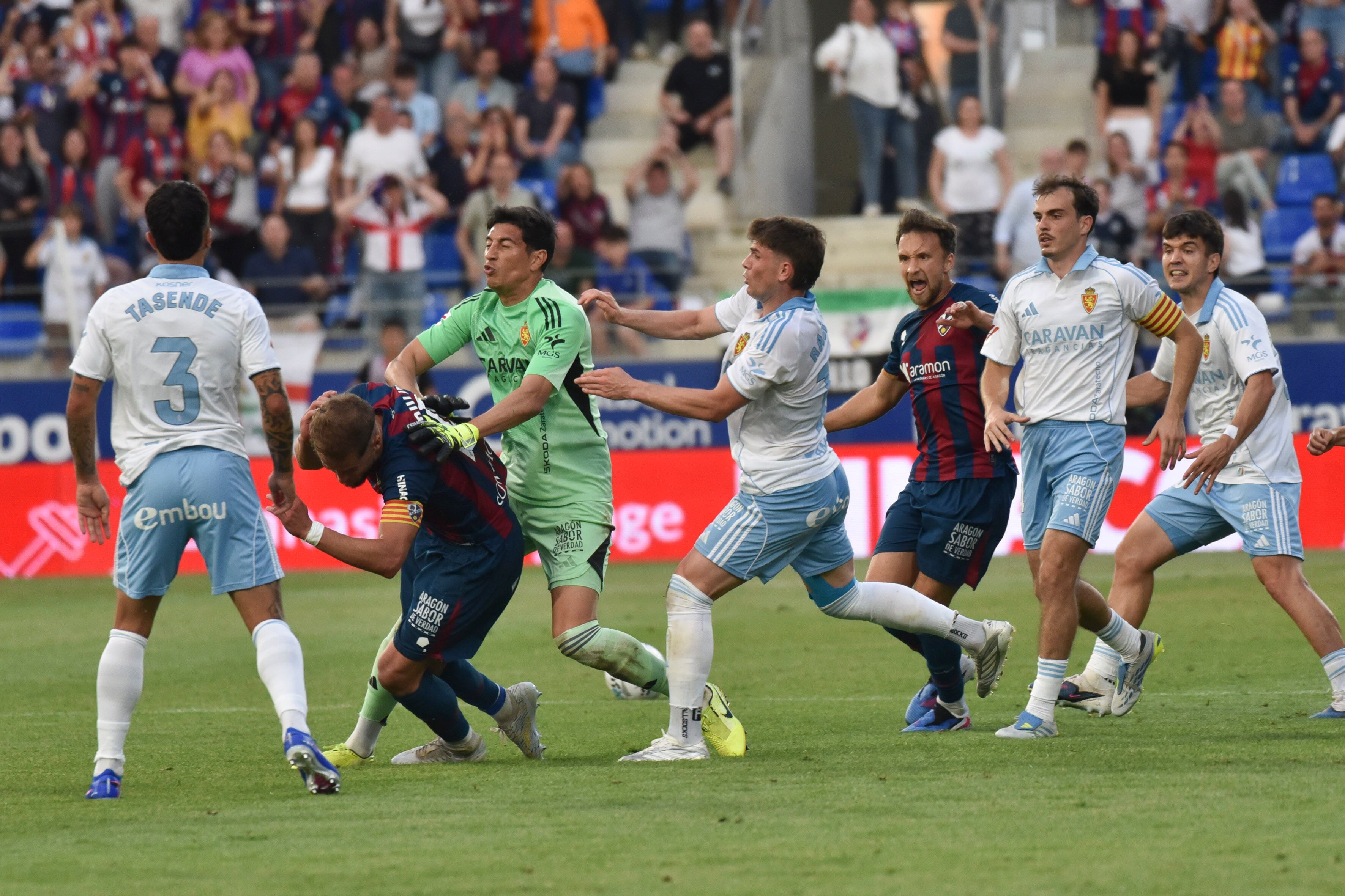 Agresión de Esteban Andrada a Jorge Pulido en el Huesca-Zaragoza