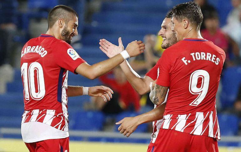 Koke recibe la felicitación de sus compañeros en uno de sus goles a la UD Las Palmas.