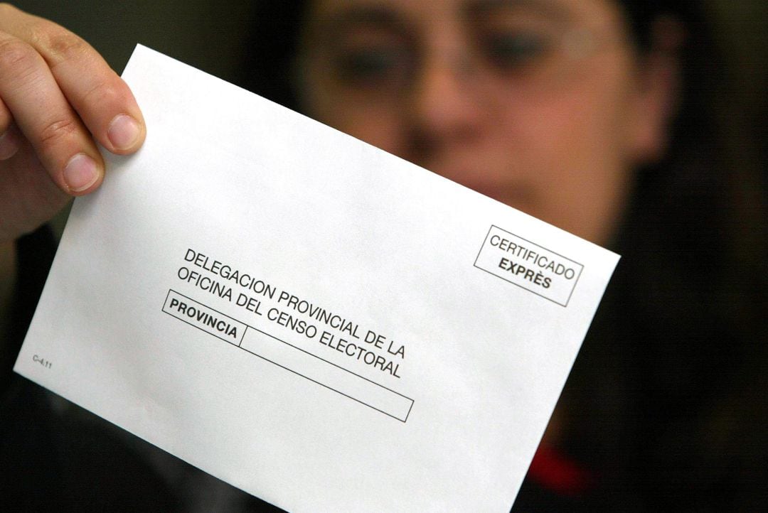 Un votante muestra el voto por correo