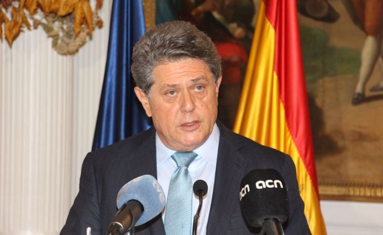 Federico Trillo, ambaixador espanyol a Londres, anunciant la seva renúncia aquest dijous 12 de gener del 2016 a la capital britànica (horitzontal)