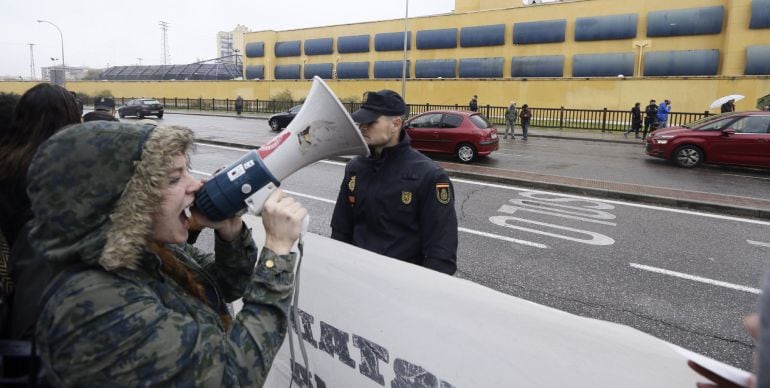 Varios centenares de personas se han manifestado hoy a las puertas del Centro de Internamiento de Extranjeros (CIE) de Aluche (Madrid) para pedir su cierre y apoyar a los internos que se encuentran en su interior y que, según Sos Racismo, iniciaron ayer a