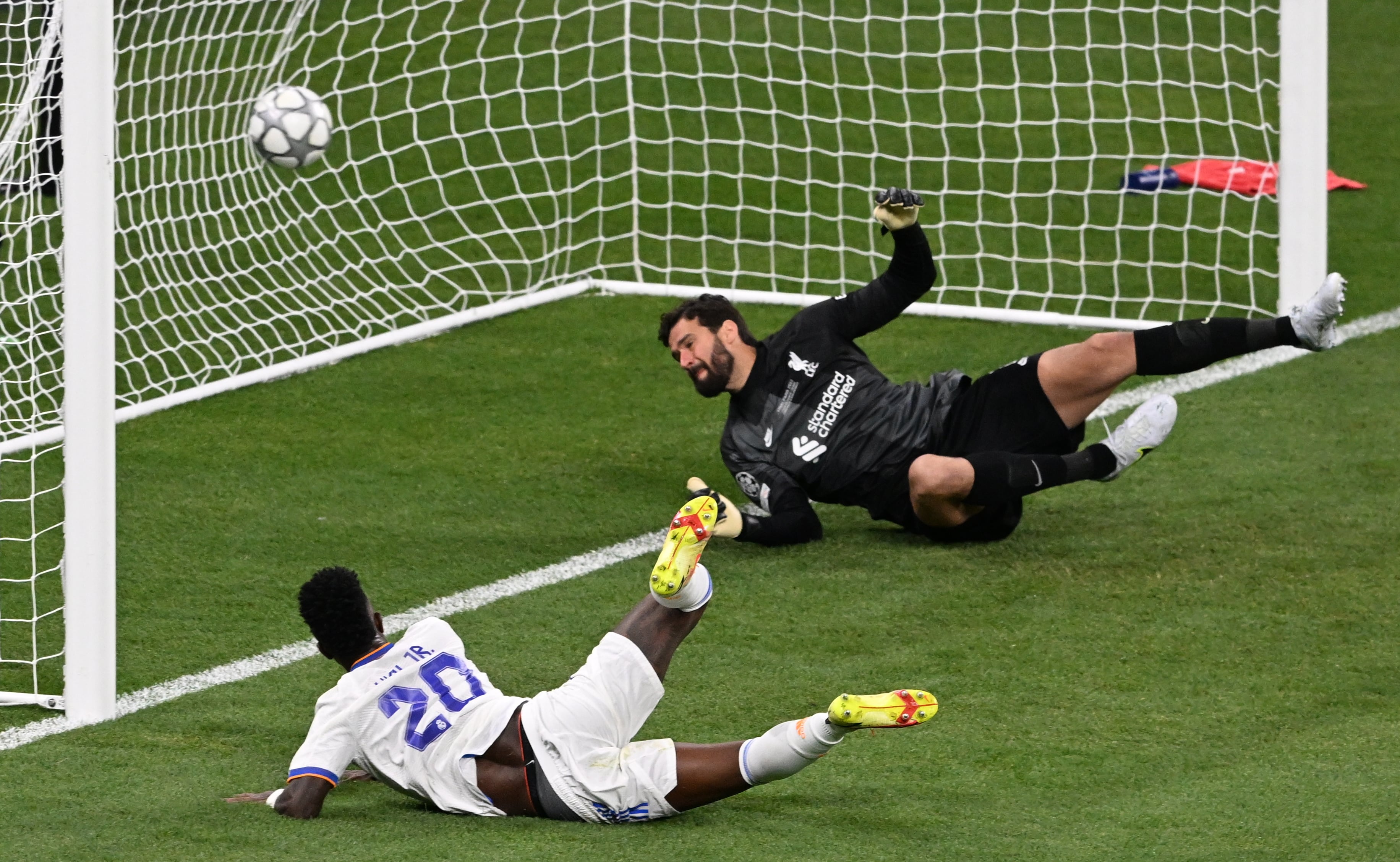 Vinicius remata para anotar el 0-1 ante un Alisson que poco pudo hacer.