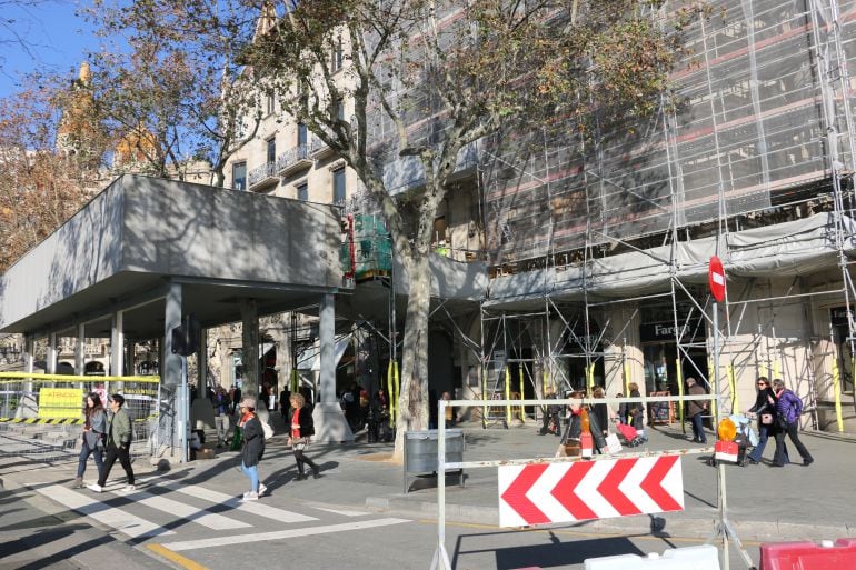 La plataforma sobre la vorera del passeig de Gràcia que s'ha instal·lat per la reforma de l'edifici de l'asseguradora Catalana Occident