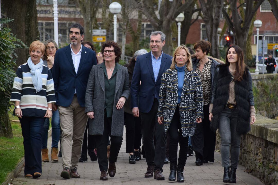 Eneko Goia junto a las  mujeres que integran su candidatura