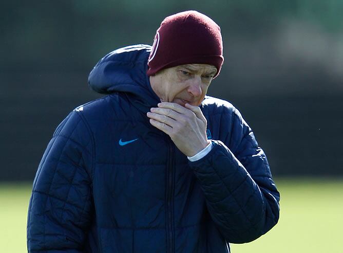 Wenger, pensativo, durante un entrenamiento