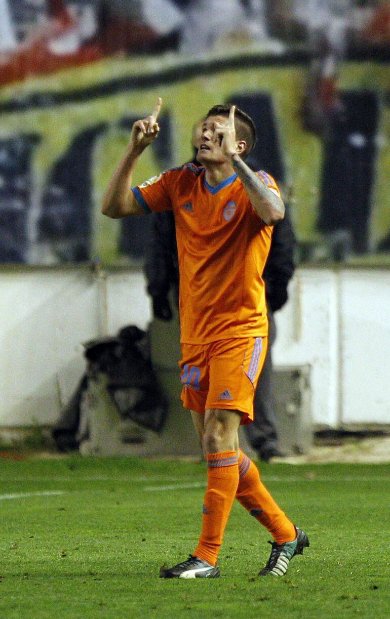 GRA444. MADRID, 04/12/2014.- El centrocampista argentino del Valencia, Rodrigo Javier de Paul, celebra el segundo gol del equipo valencianista, durante el encuentro correspondiente a la ida de los dieciseisavos de final de la Copa del Rey, que han disputado esta noche frente al Rayo Vallecano en el estadio de Vallecas. EFE/Alberto Martín.