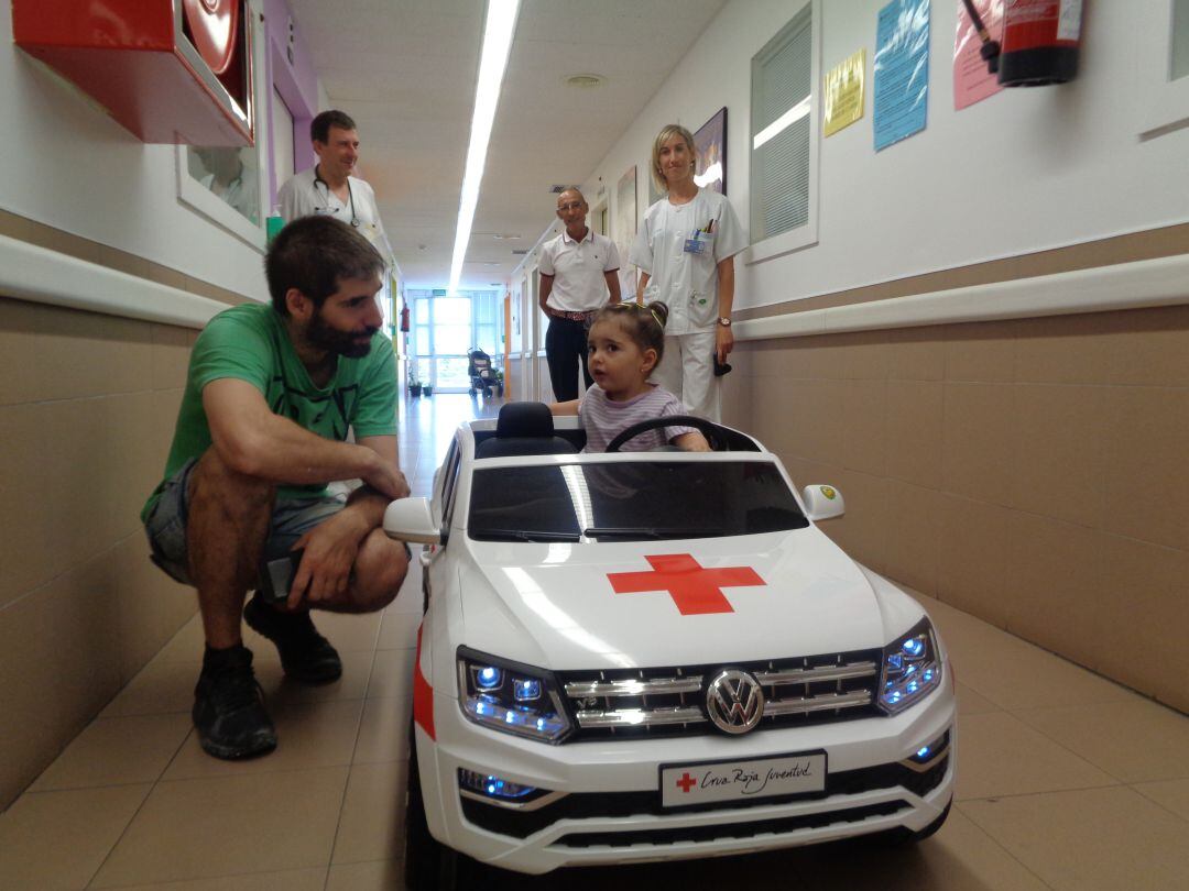 La pequeña Elena estrenaba el vehículo ante las cámaras de la prensa