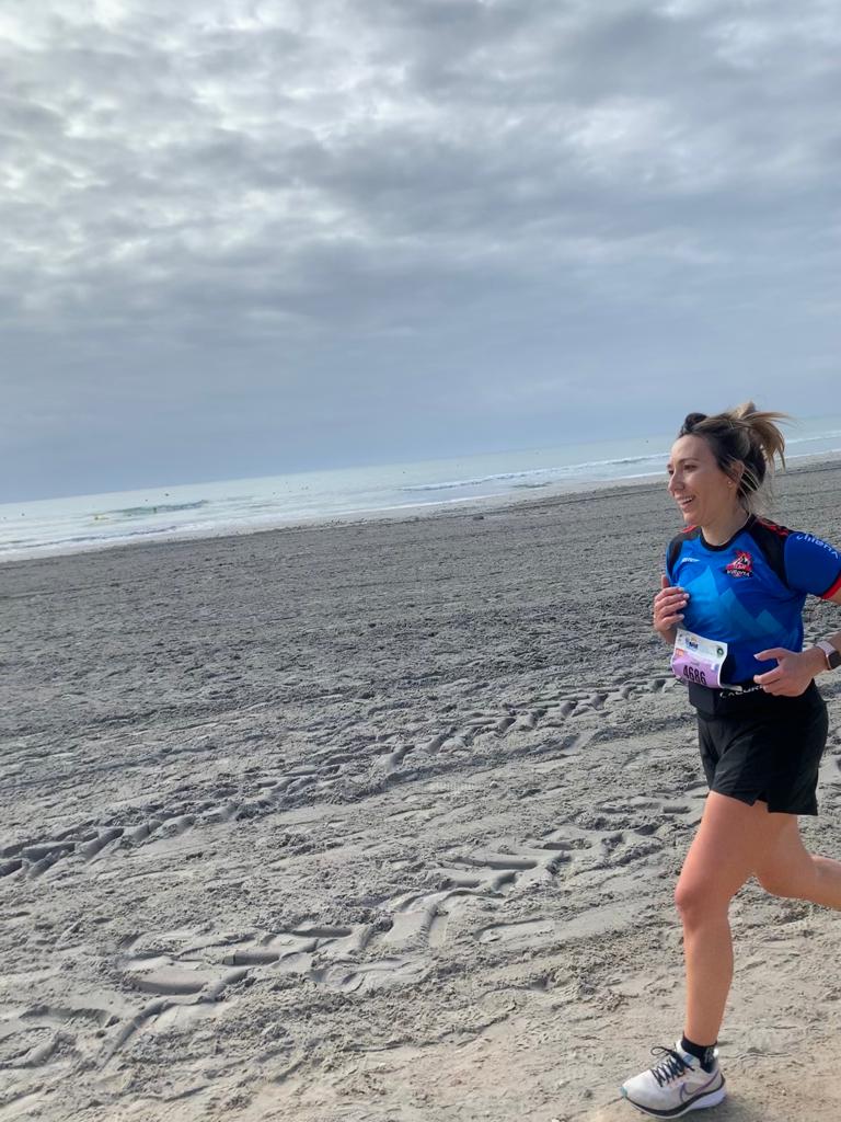 Araceli en la travesía de la playa