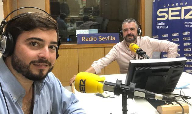 José Manuel Peña -a la izquierda- y Paco García, durante la emisión del programa El Toreo