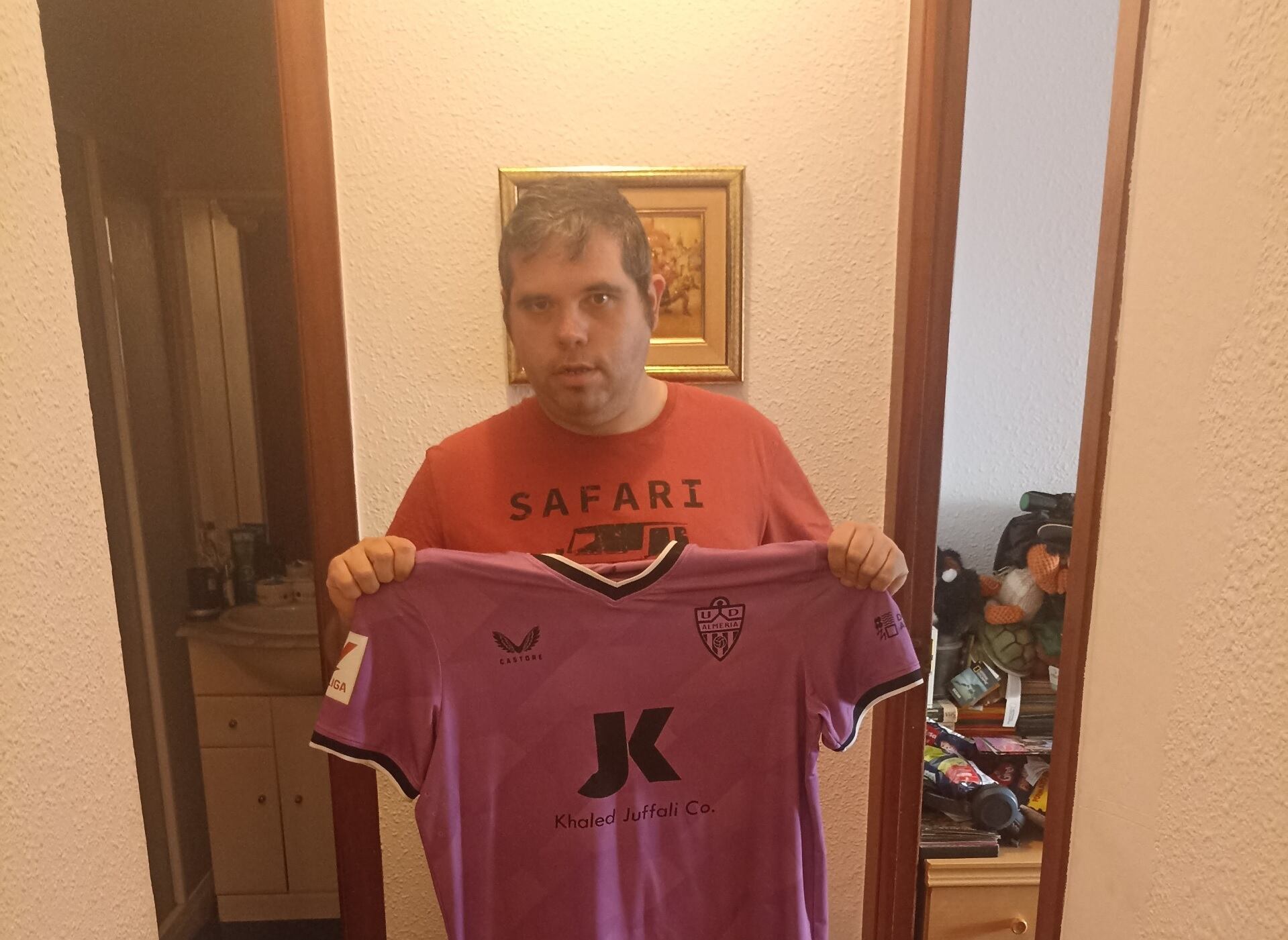 Diego Barrachina muy feliz con la camiseta del portero del Almería.