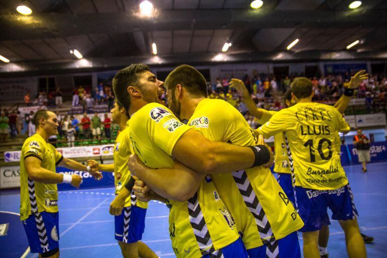 Pino (i) se abraza con Bojicic en un encuentro de hace dos temporadas