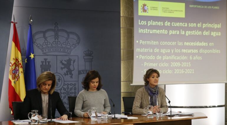  GRA146. MADRID, 08/01/2016.- La vicepresidenta del Gobierno, Soraya Sáenz de Santamaría (c), junto a las ministras, de Empleo, Fátima Báñez (i), y de Agricultura, Isabel García Tejerina (d), durante la rueda de prensa tras la reunión del Consejo de Minis