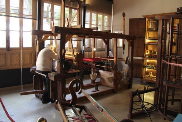 Vicente Enguídanos trabajando en el Museo de la Seda de València