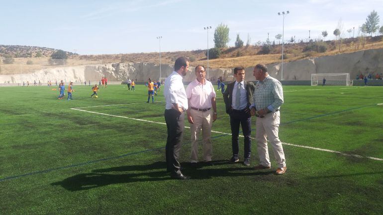 Representantes del Ayuntamiento de Soria, Junta de Castilla y León y CD Calasanz, en el nuevo campo de fútbol.