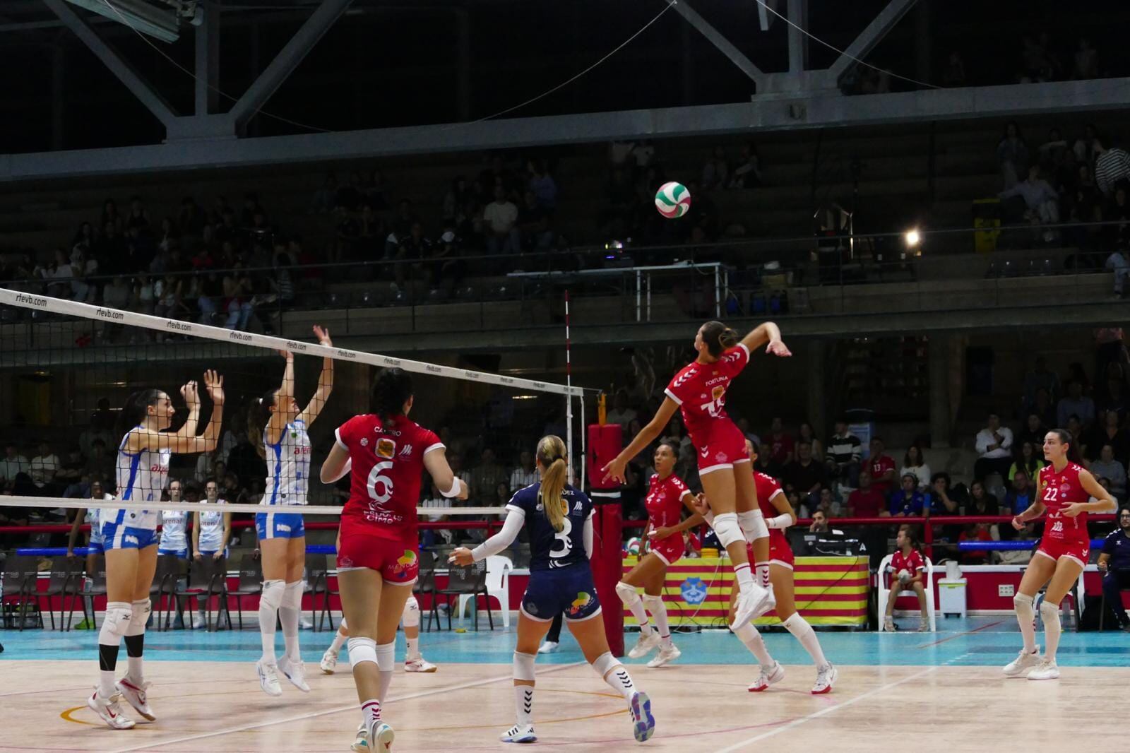 La lliure Patricia Rodríguez, de blau,  va ser una de les més destacades del partit de dissabte contra l'Emevé.