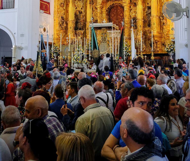 Vista del interior de la ermita de la Virgen del Rocío en la aldea almonteña de El Rocío (Huelva), hoy durante la celebración de la Misa de Romeros