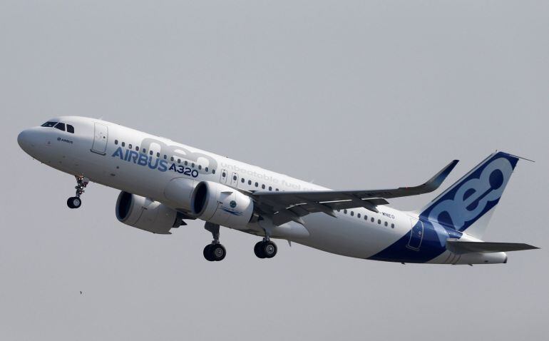 Un avión Airbus A320neo mientras realiza su primer despegue en el aeropuerto de Toulouse-Blagnac (Francia). 