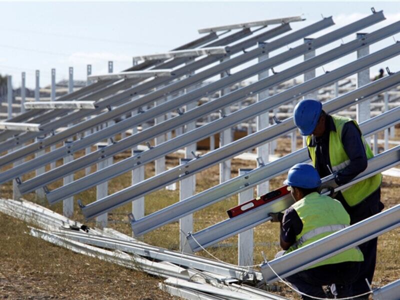 Montaje de un parque  solar fotovoltaico