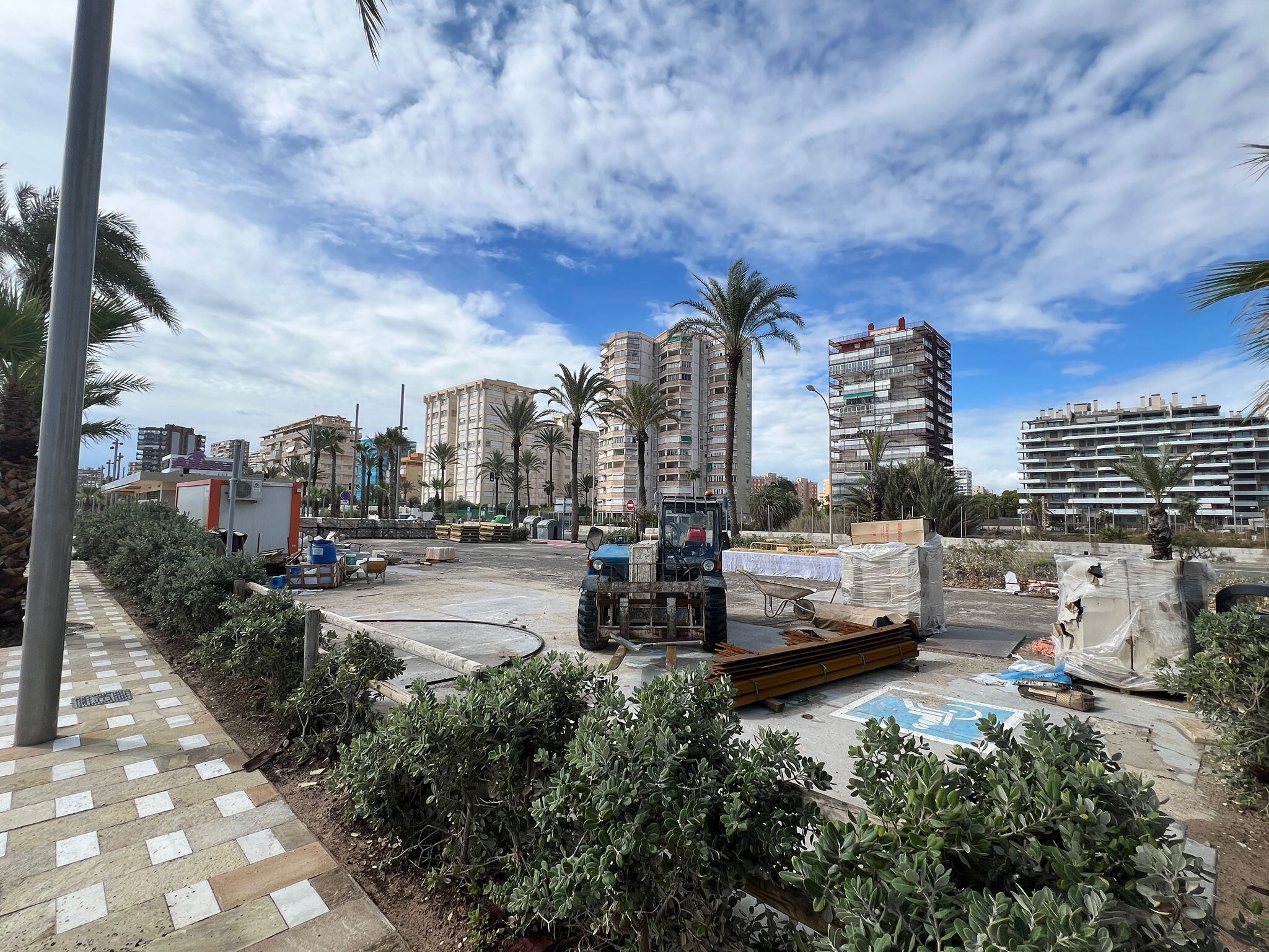 La empresa concluye los trabajos en la playa de San Juan de Alicante tras varios retrasos