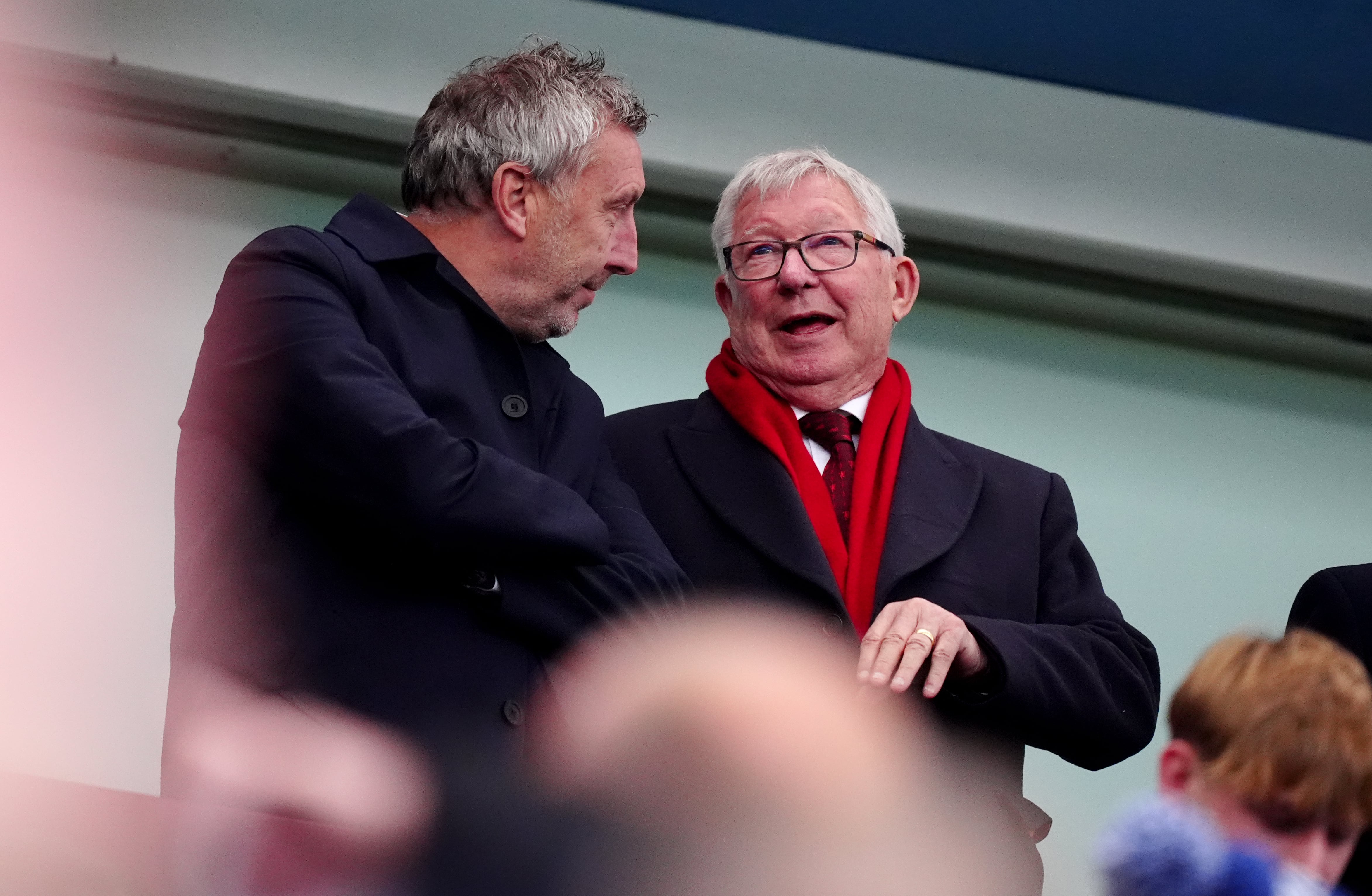 Jason Wilcox, director técnico del Manchester United junto a Sir Alex Ferguson durante un partido de Premier League en el Villa Park, Birmingham