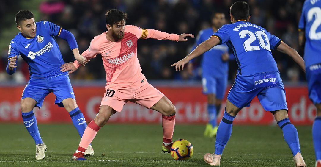 Lionel Messi pugna con Francisco Portillo (i) y Nemanja Maksimovic durante el encuentro de la pasada temporada en el Coliseum.