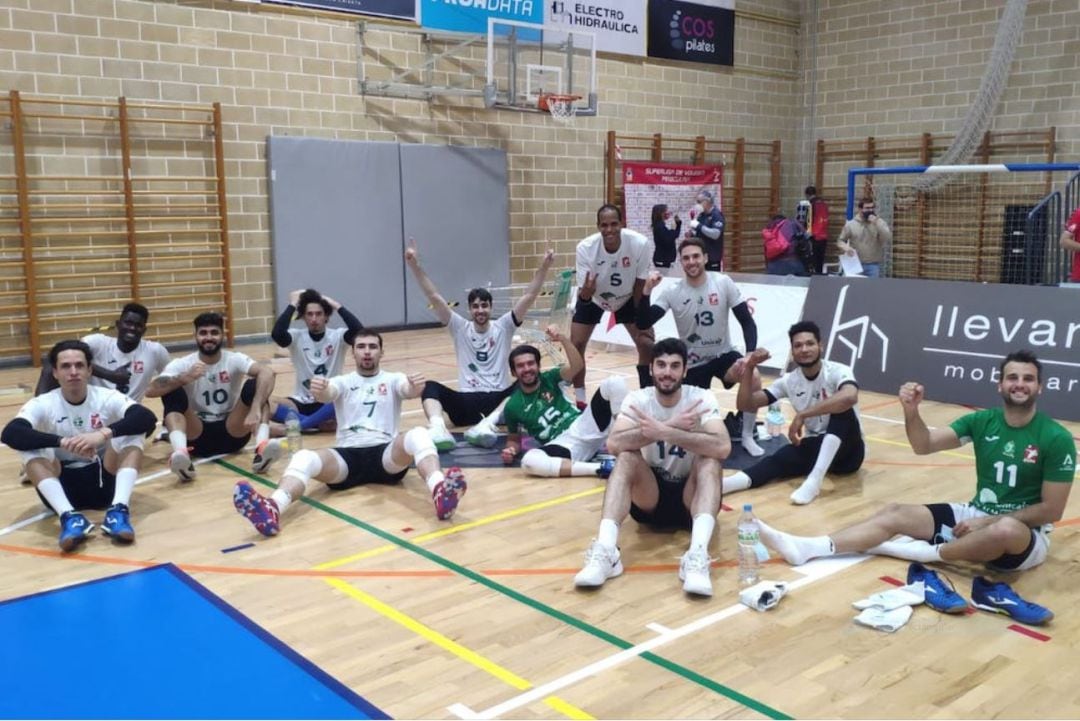 Los jugadores ahorradores celebrando la victoria.