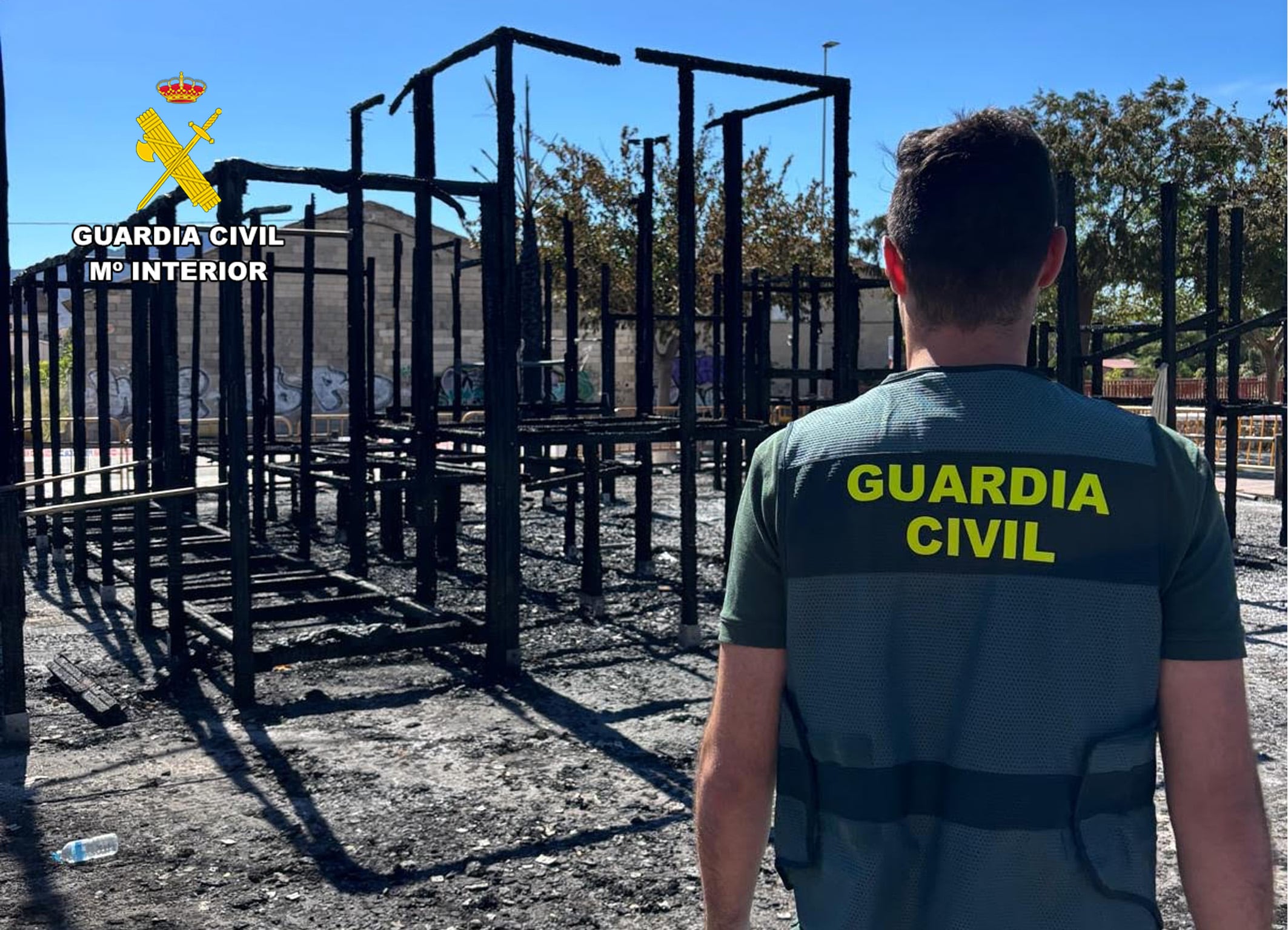 Un agente de la Guardia Civil en la zona infantil incendiada en Jumilla