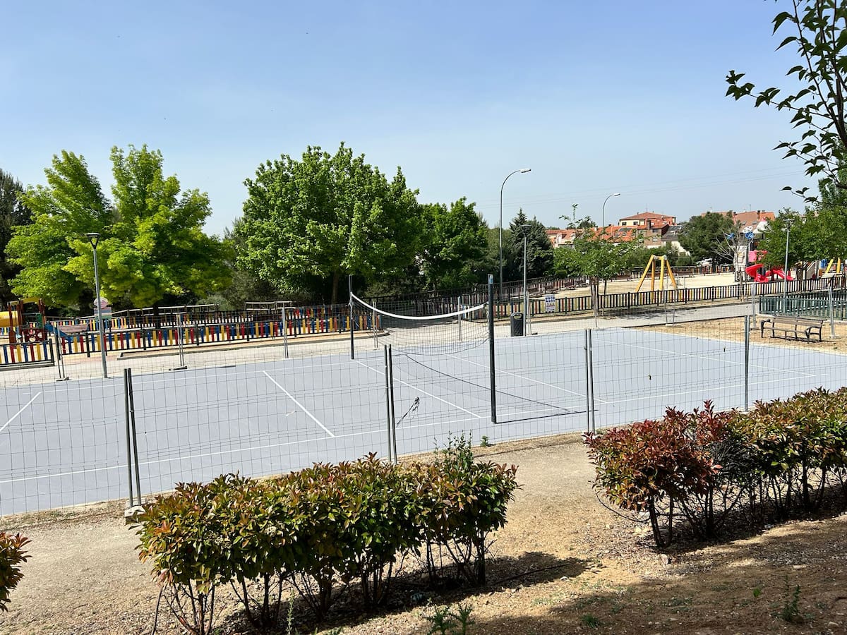 La renovada pista de voleibol de la calle Galicia de Paracuellos de Jarama ya se puede utilizar