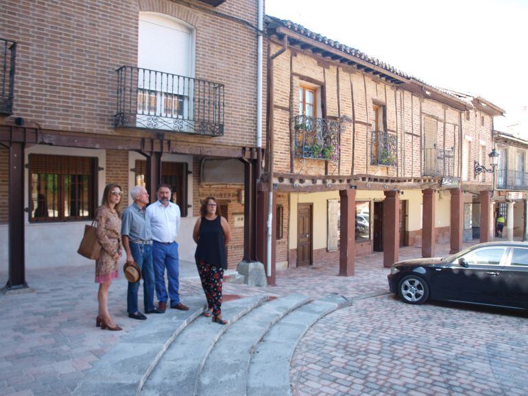 Visita del delegado territorial de la Junta a las obras acometidas en la Plaz del Trigo de Saldaña