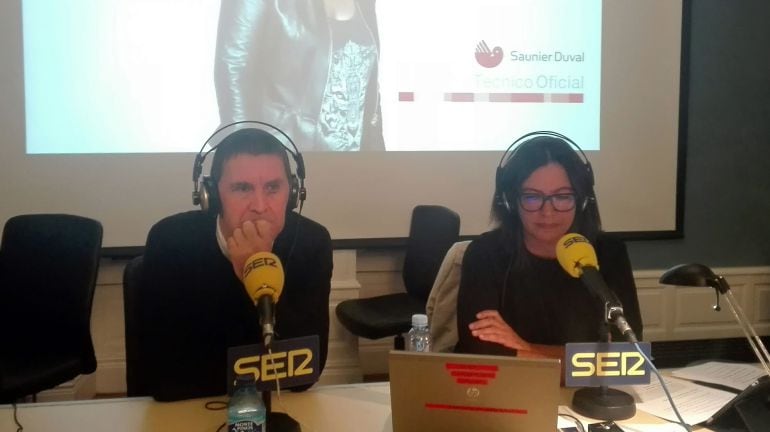 Arnaldo Otegi, junto a Àngels Barceló, en el especial de &#039;Hora 25&#039; desde el palacio de Aiete