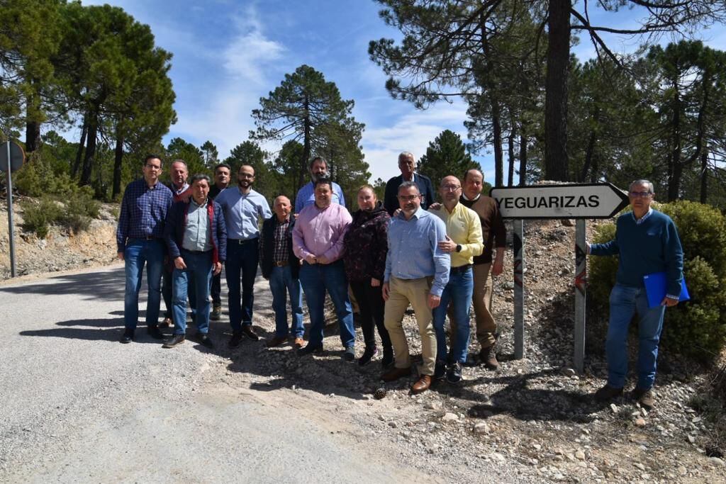 autoridades visitando la mejora de este camino en Albacete