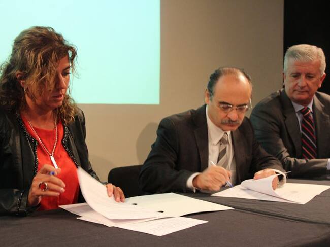 Montserrat Gil, cònsol de Sant Julià, i José Weiden, director del Centro de Hosteleria del Mediterraneo, signen el conveni de col·laboració pel qual l'escola s'instal·la provisionalment al Centre cultural lauredià.