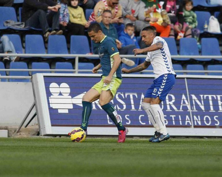 Una jugada del partido entre tinerfeños y pucelanos