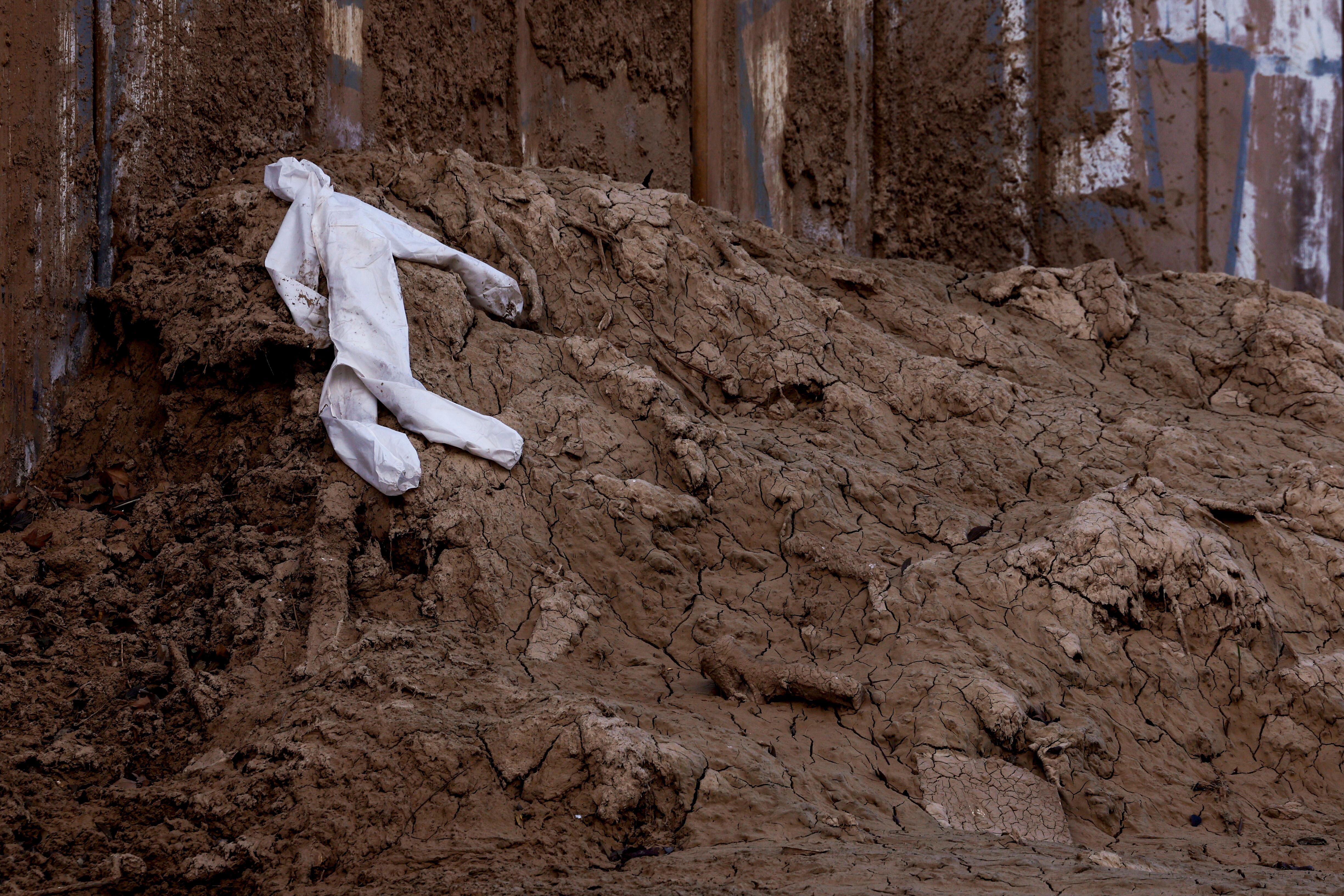 Un mono de trabajo en el Barranco del Poyo, arrasado por la riada, en una imagen de archivo