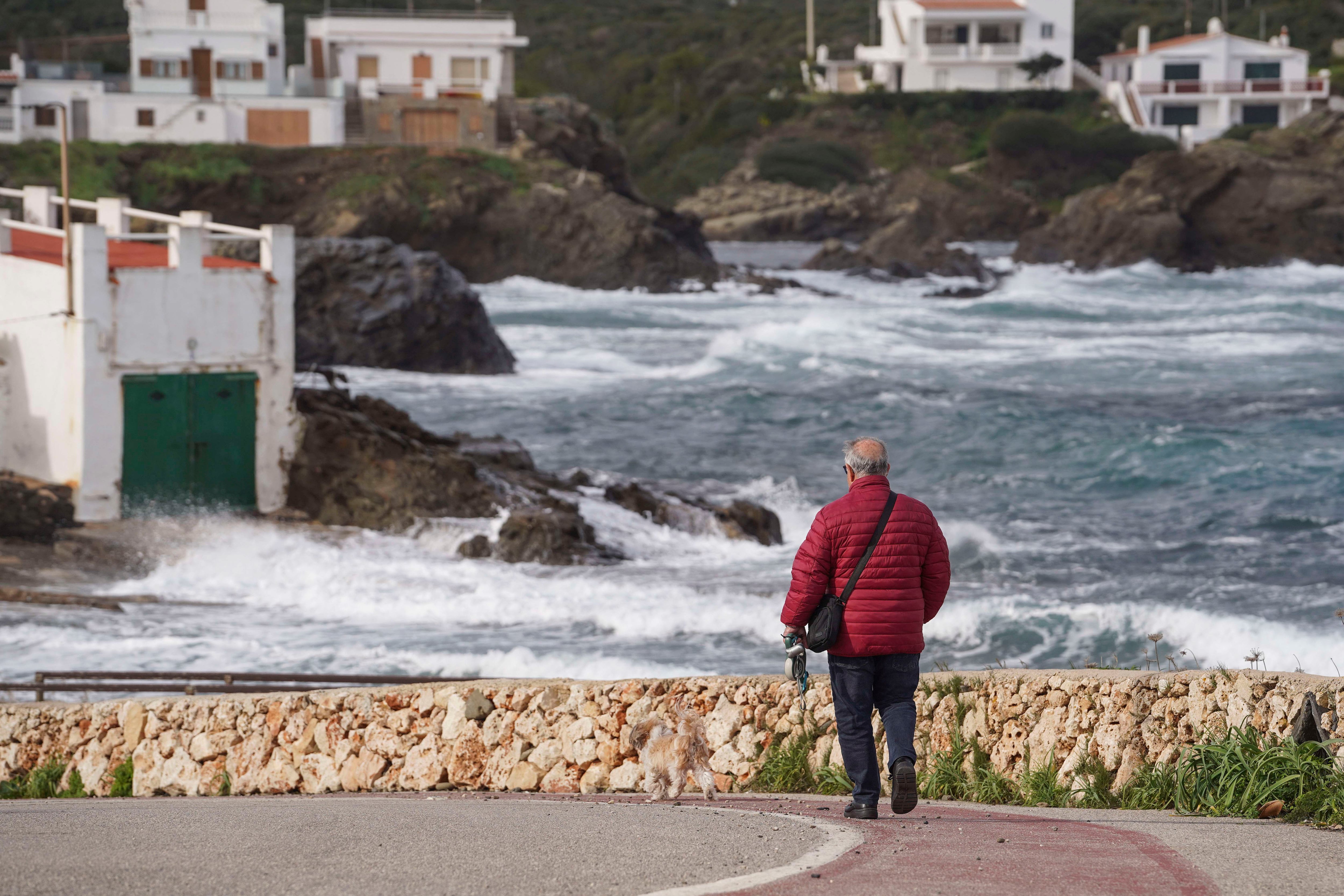 Casi toda España está en alerta por frío, nevadas, vientos fuertes o fenómenos costeros. EFE/ David Arquimbau Sintes