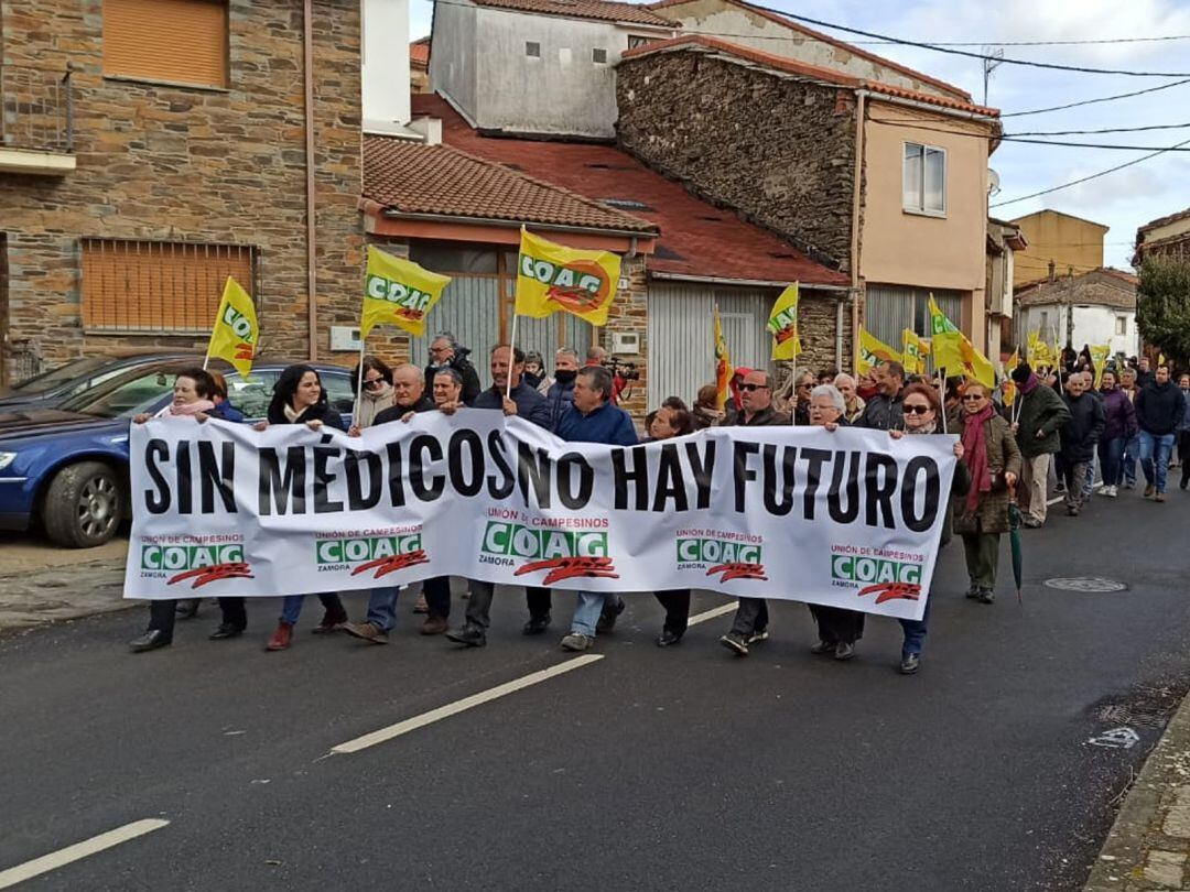 Manifestación en defensa de la asistencia sanitaria en la localidad de Sejas de Aliste