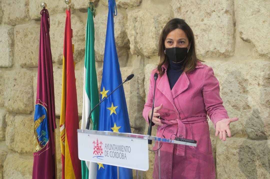 La portavoz del PSOE en el Ayuntamiento de Córdoba, Isabel Ambrosio, durante la rueda de prensa de hoy