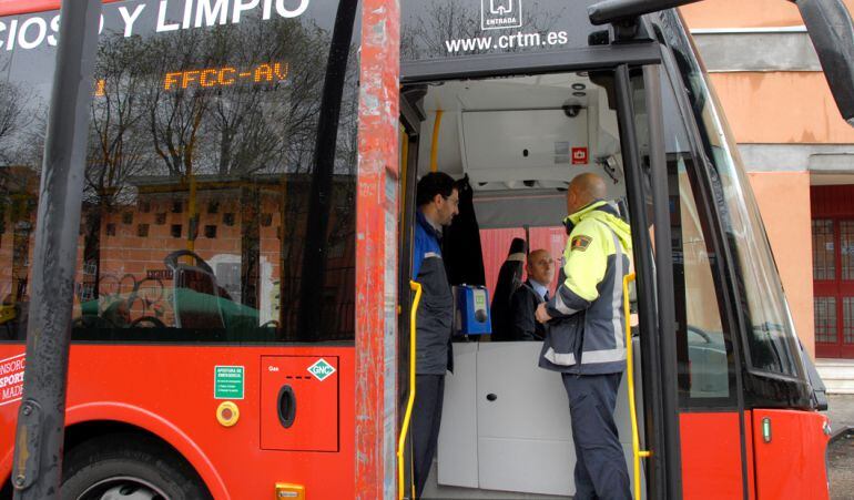 Los agentes realizan el recorrido con los conductores